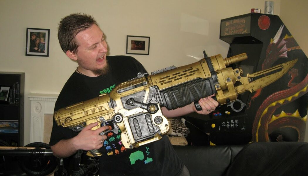 Gears of War 3: Pendulum Wars Retro Lancer Gold Replica Unboxing