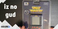 Słaby film o słabej konsoli „Space Invaders Game Keyring”